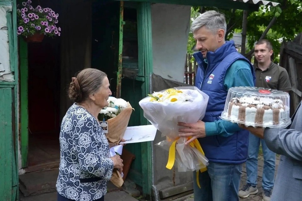    Жительницу Тореза поздравили с 95-летним юбилеем. Фото: ЕР ДНР