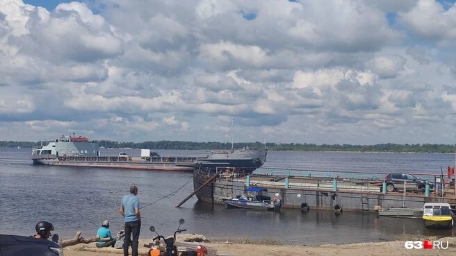 К причалу медленно, с достоинством танкера, подошел ОН — грузовой паром «Окский-35»Источник:Наталья Артякова / 63.RU