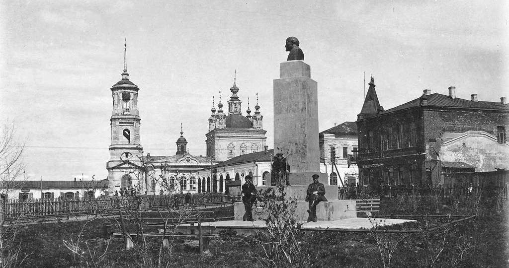 Как выглядели первые памятники Ленину: 10 снимков