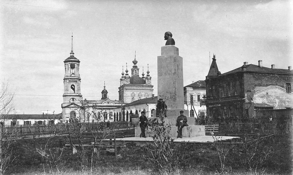 Первый памятник Ленину на фоне Пятницкой церкви. Неизвестный автор, 1922 - 1925 год, Рязанская губ., г. Скопин, архив Евгения Викторовича Ахматова.
