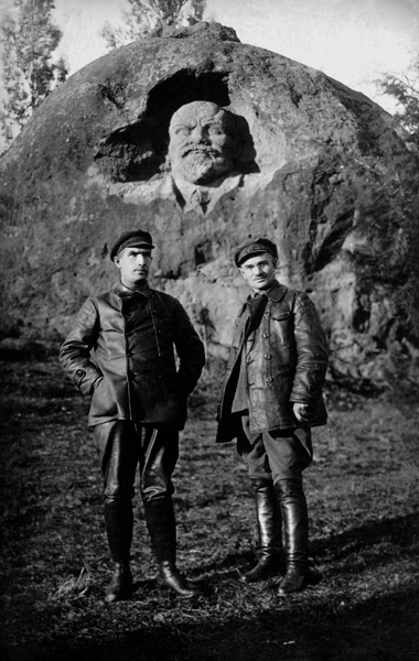«На чекистскую память». Сотрудники ВЧК у одного из первых памятников Ленину. Неизвестный автор, 1924 год, г. Кисловодск, Терренкур № 3, МАММ/МДФ.
