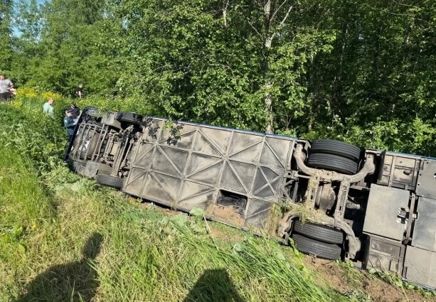    Перевозчик прокомментировал переворот экскурсионного автобуса под Угличем