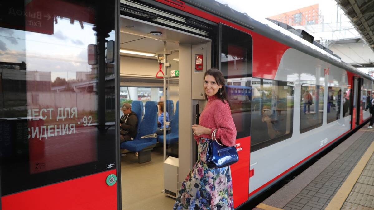    Пассажирка Алина Михайленко заходит в поезд «Ласточка» на Восточном вокзале / Фото: Анатолий Цымбалюк / Вечерняя Москва