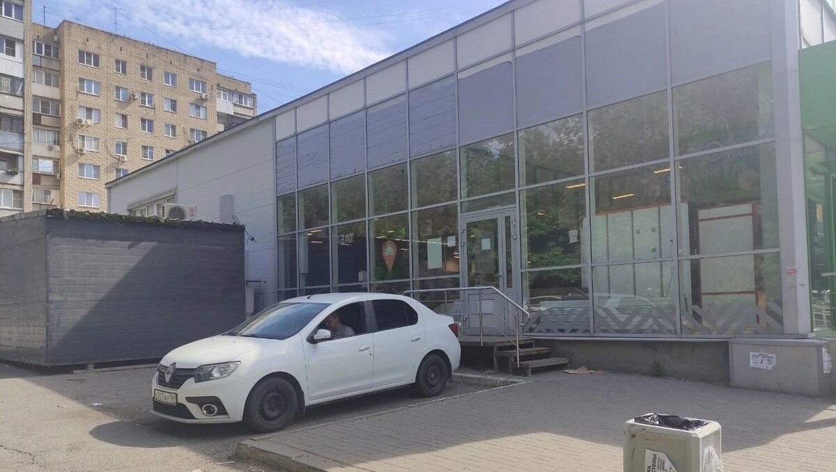    Ларек временно поставили напротив многоэтажного жилого дома в стык к магазину "Пятерочка"   rostovgazeta.ru