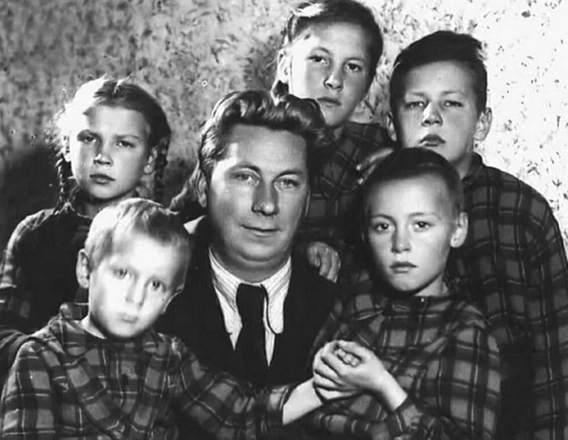 Василий Меркурьев с детьми / фото из открытых источников