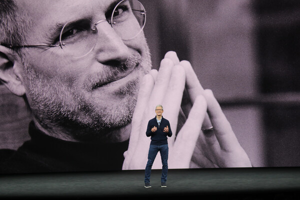 Генеральный директор Apple Тим Кук представляет новейшие продукты компании в театре имени Стива Джобса в Apple Park в Купертино, США, 2017 год / Christoph Dernbach/dpa/picture-alliance/Global Look Press   📷