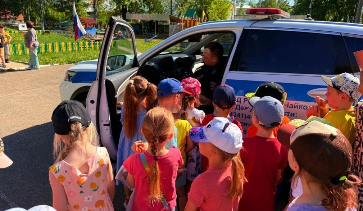     Беседа по ПДД. Источник: ОМВД по ЧГО Автор фото: Отдел МВД по ЧГО