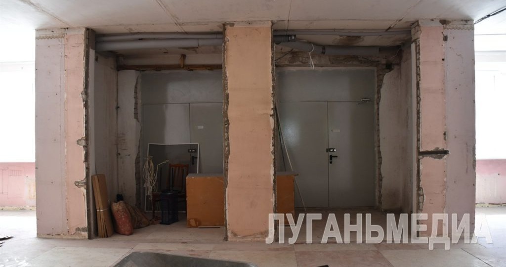 В Краснодонской СШ № 4 продолжается капитальный ремонт