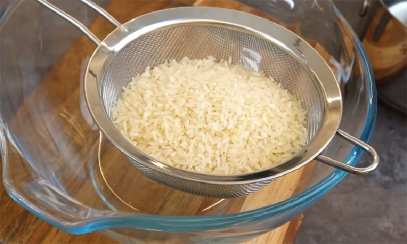Лёгкий ужин, как в ресторане: простой рецепт риса с курицей и сливками