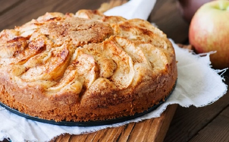 Заливной пирог без хлопот: простой и вкусный десерт к чаю  