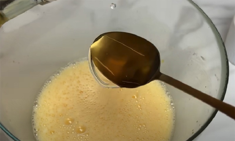Заливной пирог без хлопот: простой и вкусный десерт к чаю  