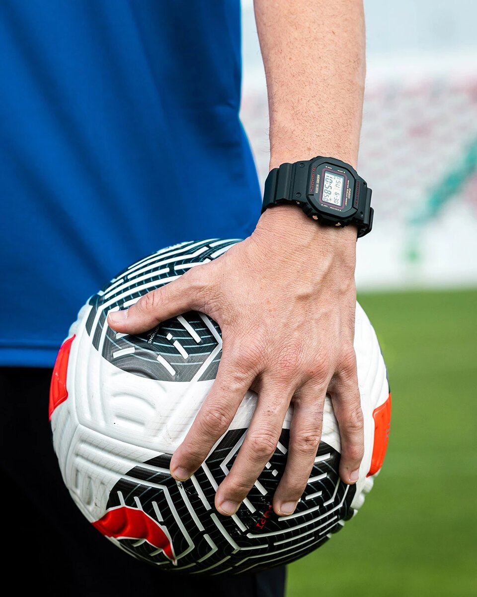 G-Shock DW-5600AI-1E — редкая модель, совместная работа Casio G-Shock и бывшего полузащитника «Барселоны», сборной Испании Андреса Иньесты