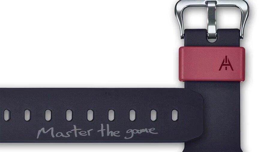 На полимерном ремешке — фирменный знак Иньесты и фраза Master the game