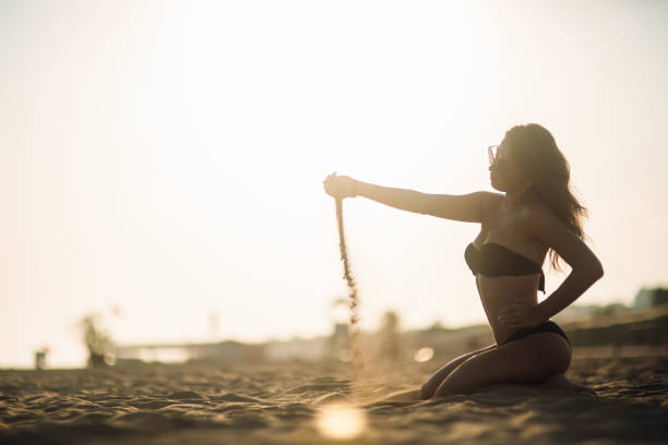 https://www.istockphoto.com/ru/фотографии/sexy-girl-lying-sand-beach