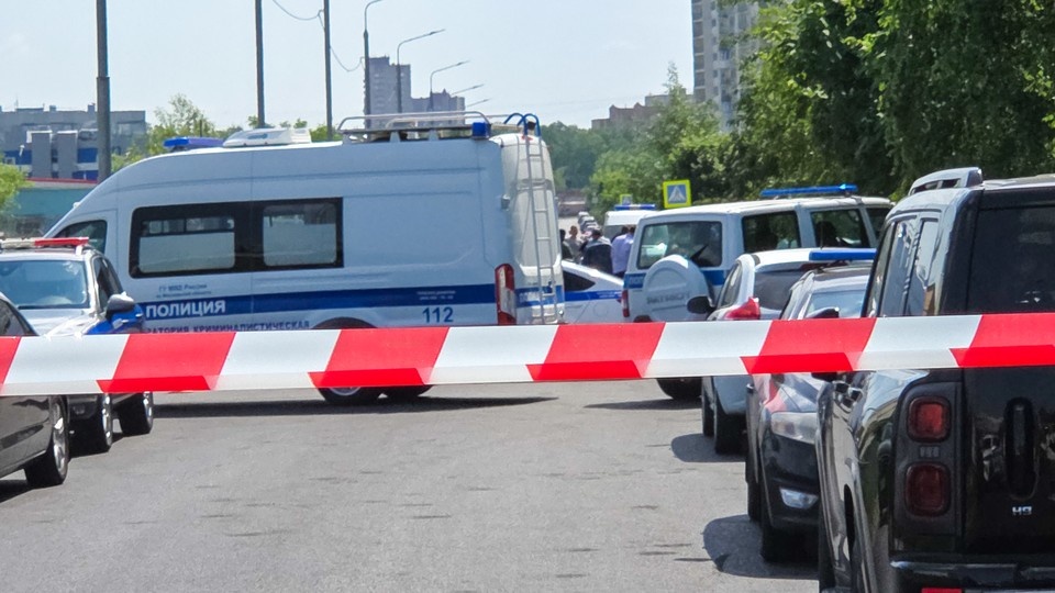    На кадрах показано, что на месте подрыва машины в Балашихе работает полиция. Фото: Стрингер/NEWS.ru/ТАСС