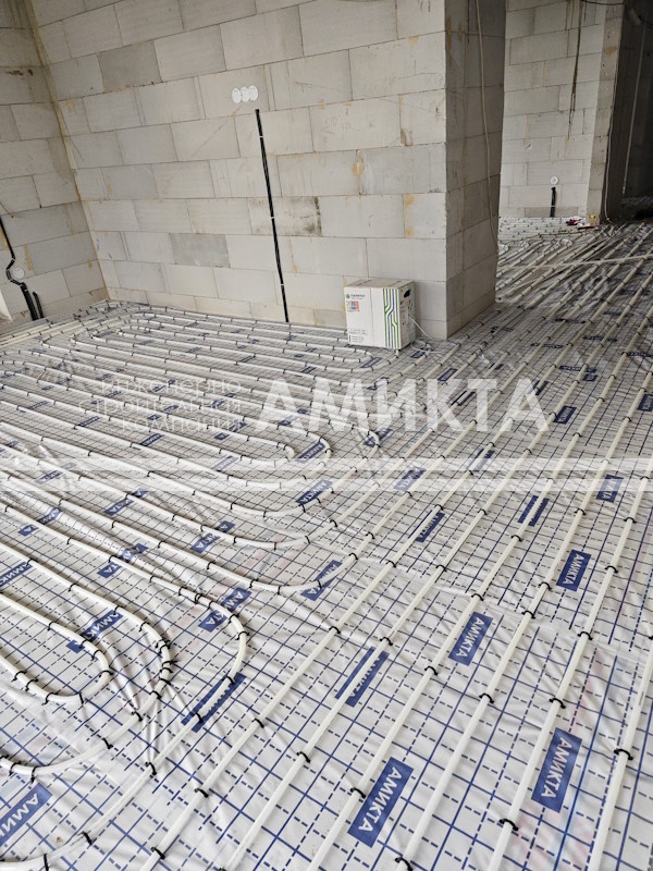 использовано изображение со страницы https://amikta.ru/articles/articles-otoplenie/kak-rabotaet-vodyanoj-teplyj-pol