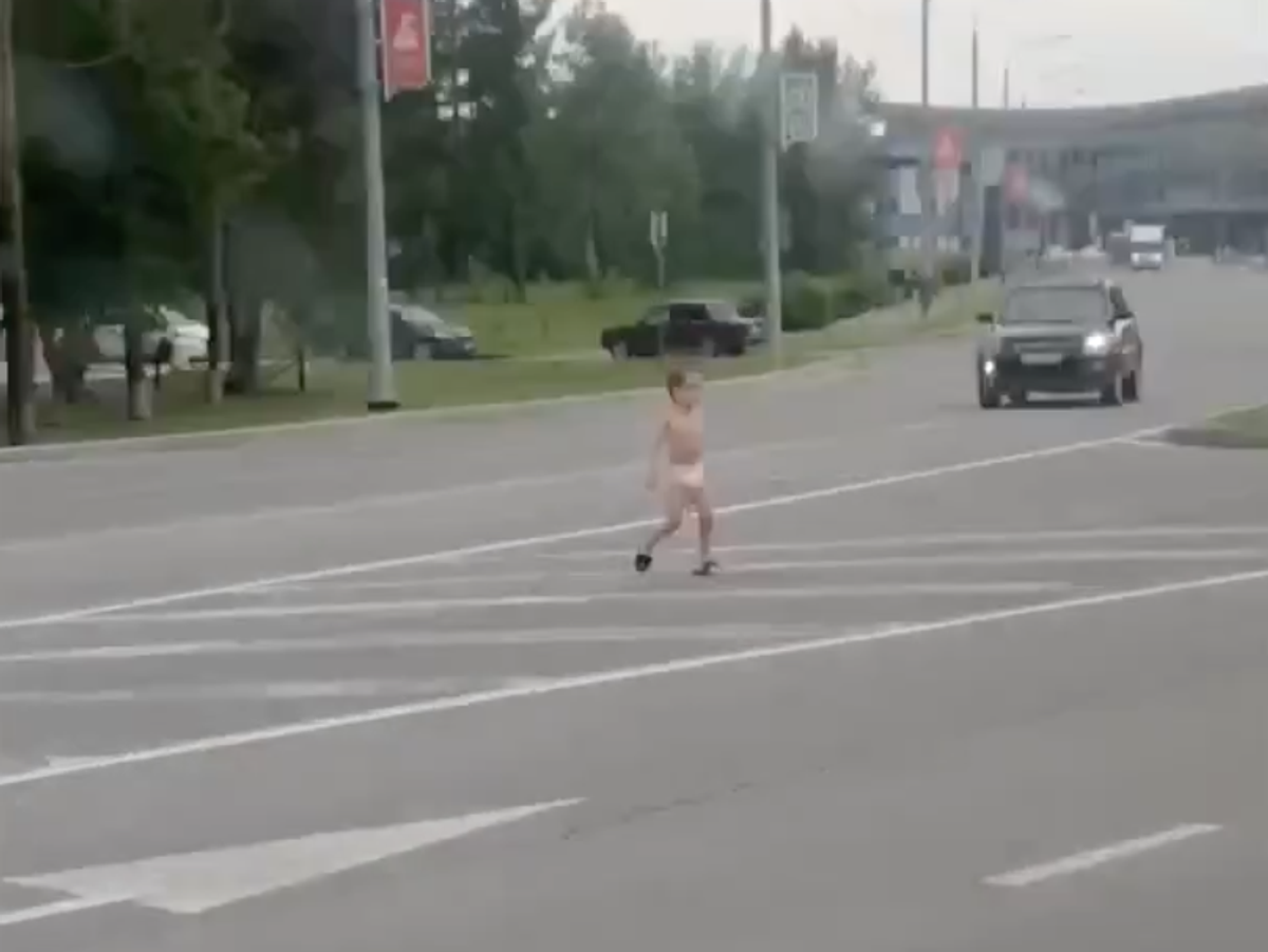    Ребенок в подгузнике бегает по проезжей части в Тюмени | © Соцсети