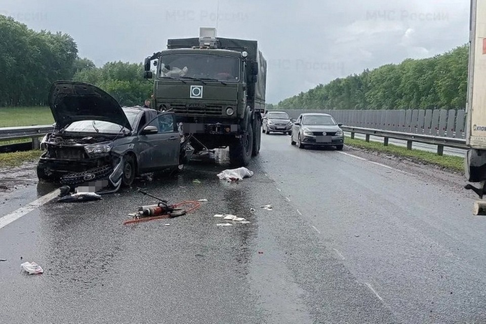    ДТП произошло на трассе М-5 вблизи деревни Кашкалаши Благоварского района Башкирии. Фото: МЧС по РБ