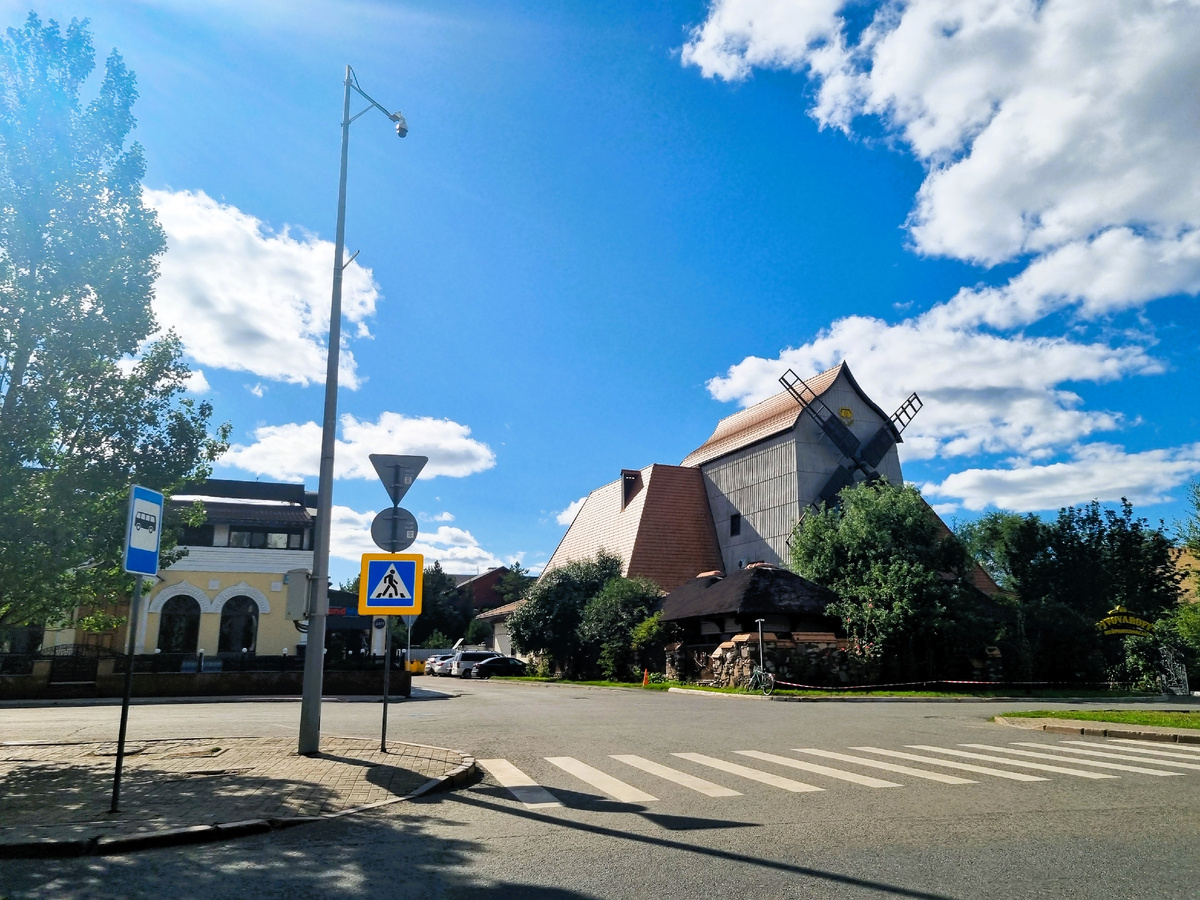 На проспекте Туран, ресторан стилизован под мельницу. Фото автора.