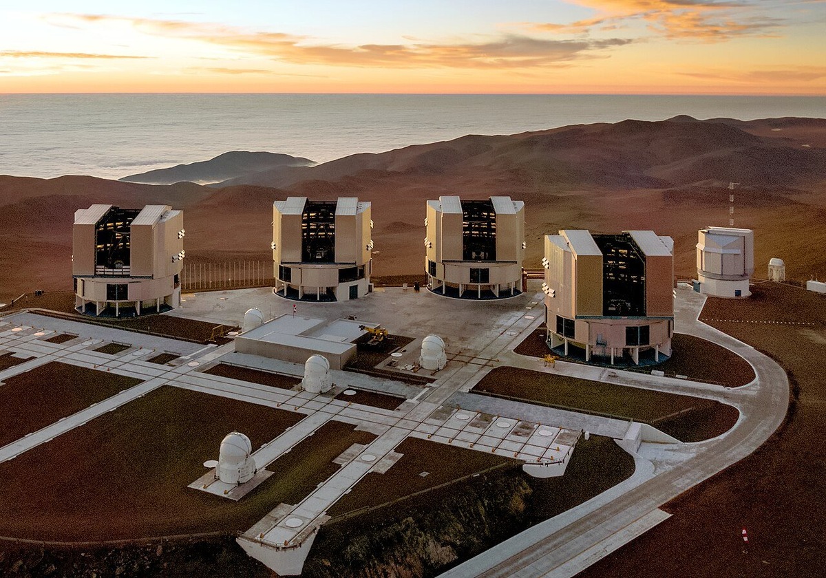    Очень большой телескоп, с англ. — Very Large Telescope, сокр. VLT) — комплекс из четырех отдельных 8,2-метровых, а также четырех вспомогательных 1,8-м оптических телескопов, объединенных в одну систему. Установлен в Паранальской обсерватории, принадлежащей Европейской Южной Обсерватории и расположенной на горе Серро-Параналь (Чили) на высоте 2635 м.