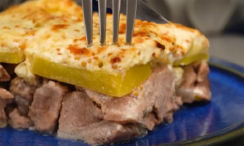 Сочное мясо с картофелем под сырной корочкой: семейный ужин с ароматом шашлыка