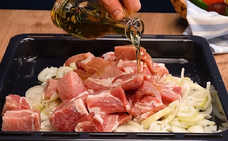 Сочное мясо с картофелем под сырной корочкой: семейный ужин с ароматом шашлыка