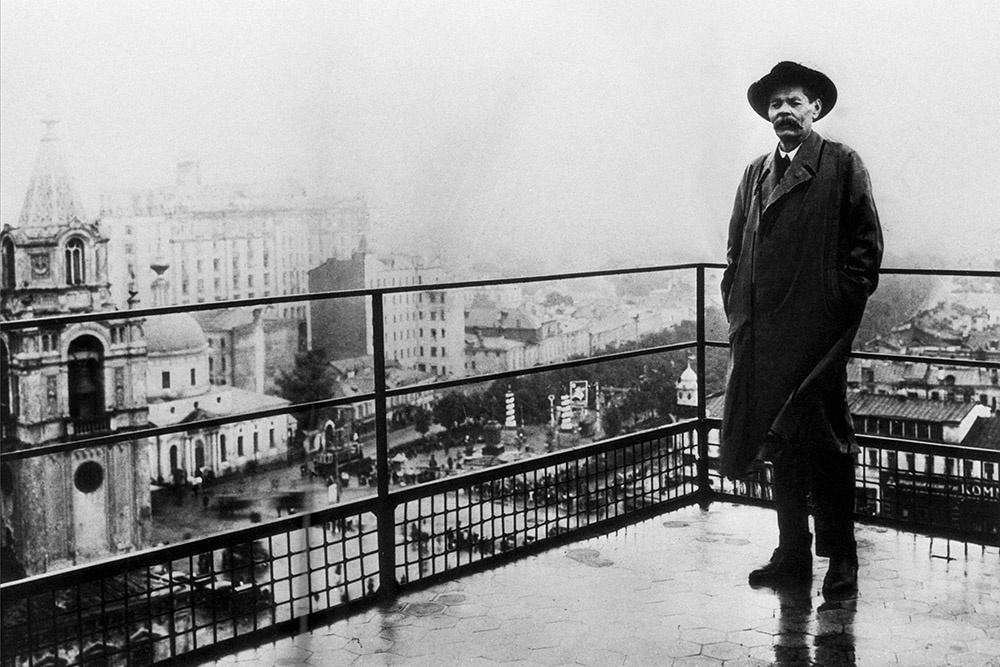    1928 год. Русский советский писатель Максим Горький на крыше здания редакции газеты "Известия". / Фото: Евгений Леонов/РИА Новости