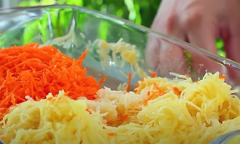 Сытные картофельные лепешки с начинкой: рецепт, который понравится всей семье  