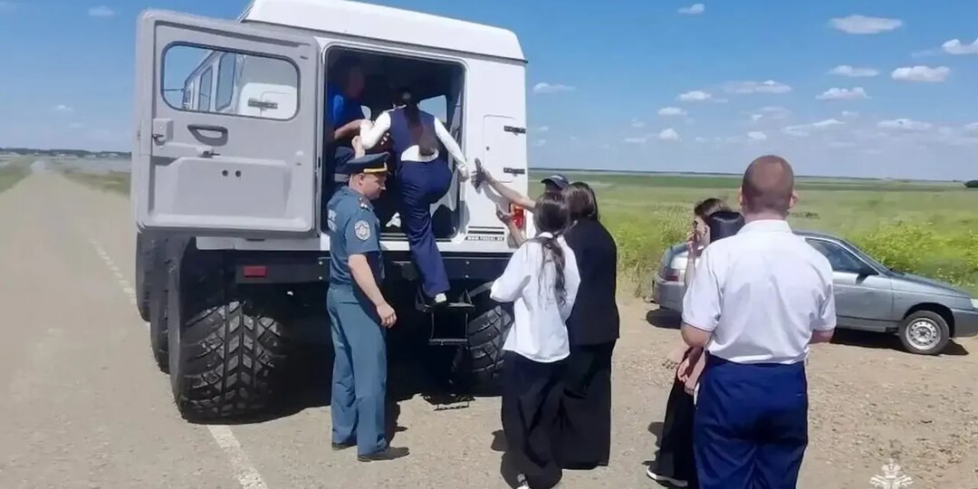 Ставропольские спасатели отвезли школьников на ЕГЭ на болотоходе