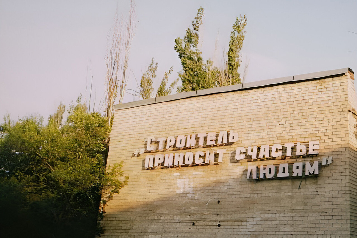 В Тракторном районе все здания и памятники посвящены строителям. Фото: Алёна Санинская