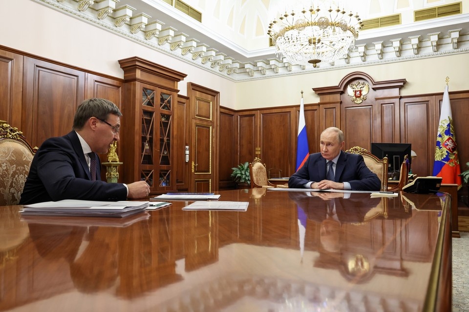    Министр науки и высшего образования РФ Валерий Фальков и президент РФ Владимир Путин. Фото: Вячеслав Прокофьев/ТАСС