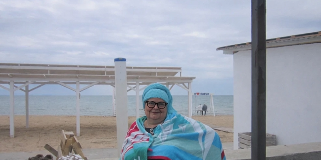 Когда в июне в Евпатории ты — единственный пингвин на пляже. Терморегуляция в Крыму дала сбой, но дух авантюризма жив!