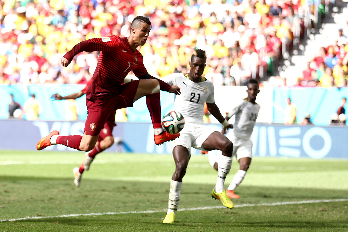 Warren Little / Getty Images📷Криштиану Роналду во время Чемпионата мира по футболу FIFA 2014 между Португалией и Ганой в 2014 году