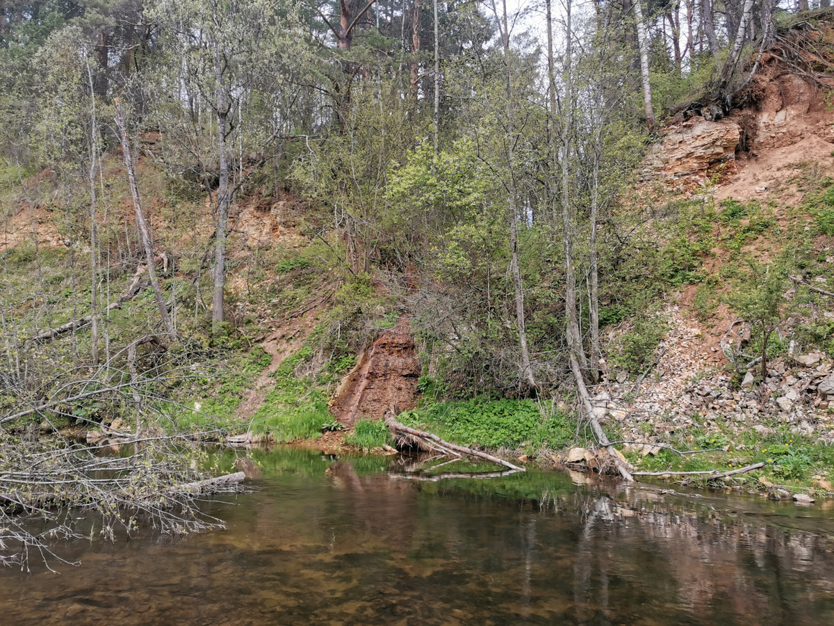 Красный водопад на реке Холохольня