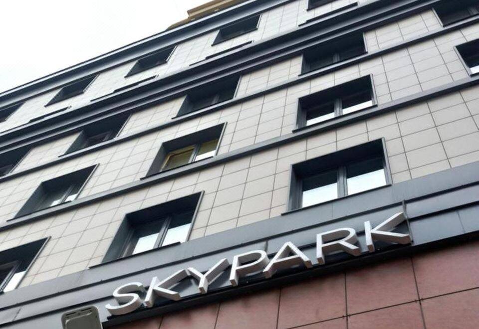 Вывеска "типо отеля" , а на самом деле хостела "Skyрark" в Питере на Московском проспекте. Один из моих худших опытов проживания в командировках. Фото из открытых источников.