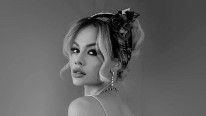 Алина Джикаева. Обложка © Telegram / Букет из черемши