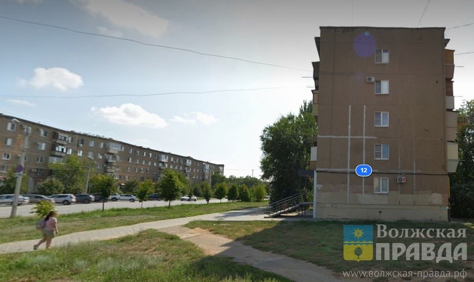 Ул. Мира, 12. Скриншот с панорамы yandex.ru📷    Въехали вдвоём со спины: в Волжском выявлен подросток, сбивший девушку

