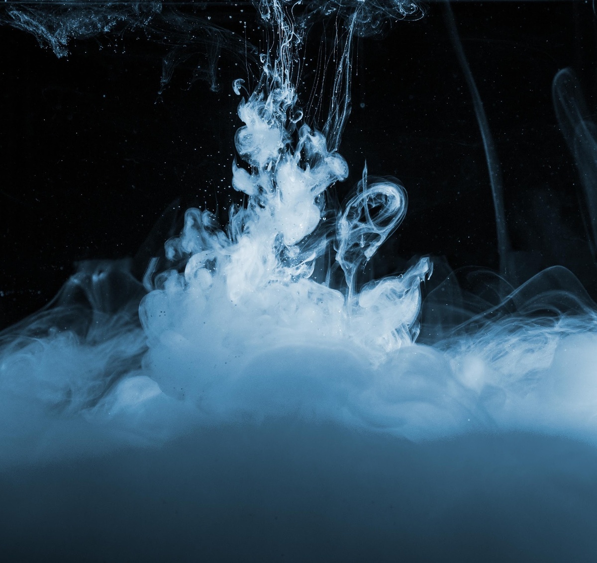 Источник изображения: magnific.com/ru/free-photo/abstract-heavy-blue-haze-dark-liquid_4251063.htm