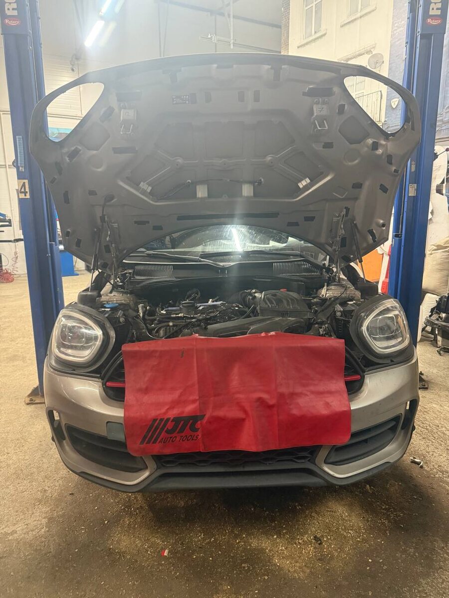 MINI F60 JCW 2022 года приехал с жалобой на троение двигателя и пропуски воспламенения.