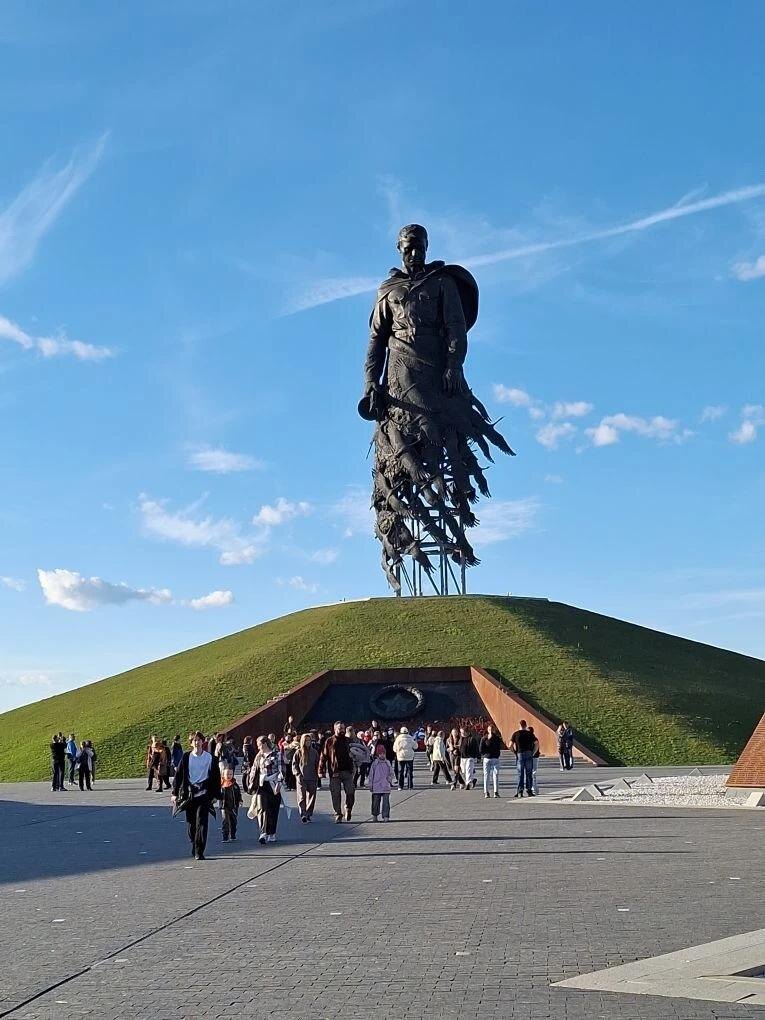 Это не просто памятник, это застывший крик души, ставший одновременно символом Великой Победы и глубокой народной трагедии.