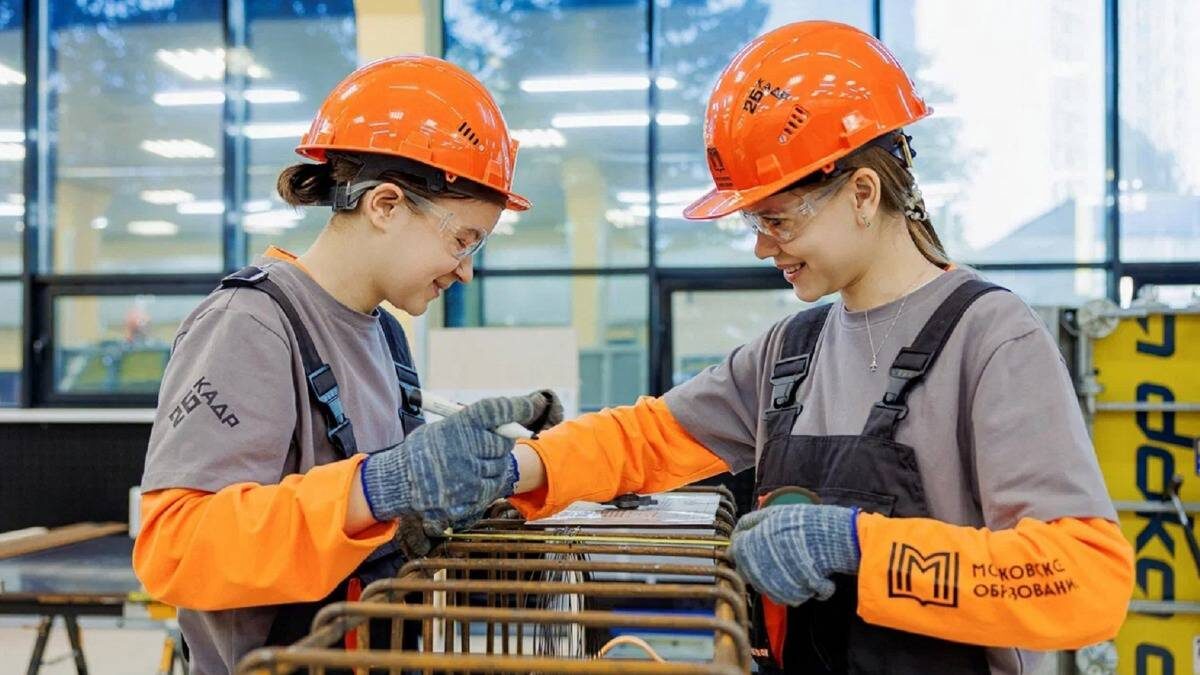    Студентки 2-го курса по направлению «Строительство и эксплуатация инженерных сооружений» Полина Стрельчонок-Стрельцова и Ангелина Ананьева в мастерской колледжа / Фото: Пресс-служба Департамента образования и науки города Москвы