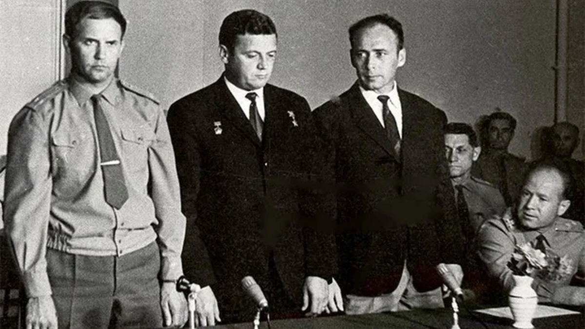 Георгий Добровольский, Владислав Волков, Виктор Пацаев на Госкомиссии. Фото: ГМИК им. К.Э. Циолковского. Источник: hi-tech.mail.ru