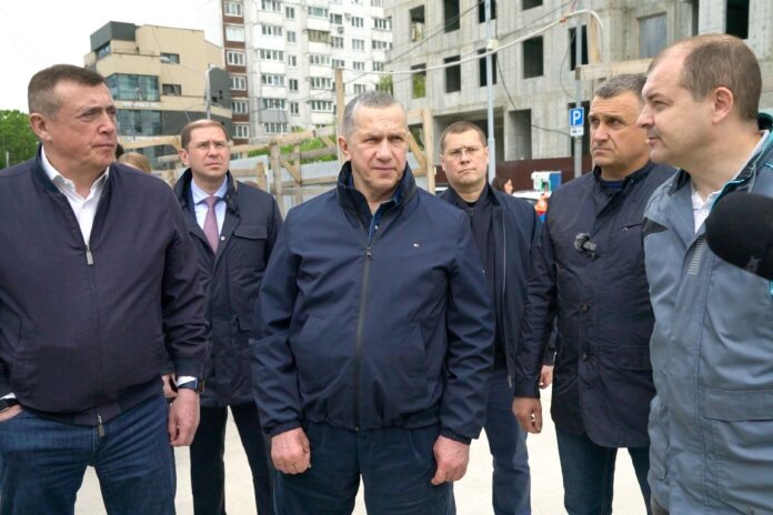 Юрий Трутнев на одном из объектов социальной инфраструктуры.