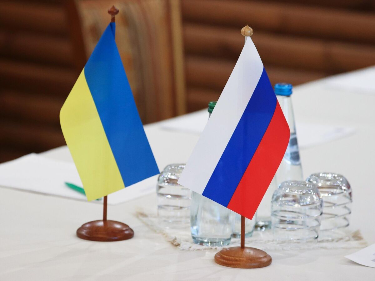    Флажки на столе, за которым пройдут российско-украинские переговоры© РИА Новости . БелТА