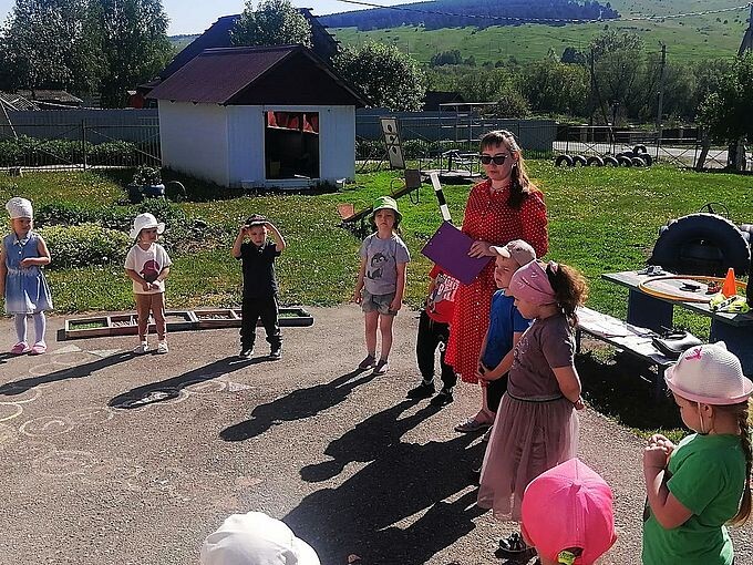 Дети стоят кругом и слушают правила дорожного движения