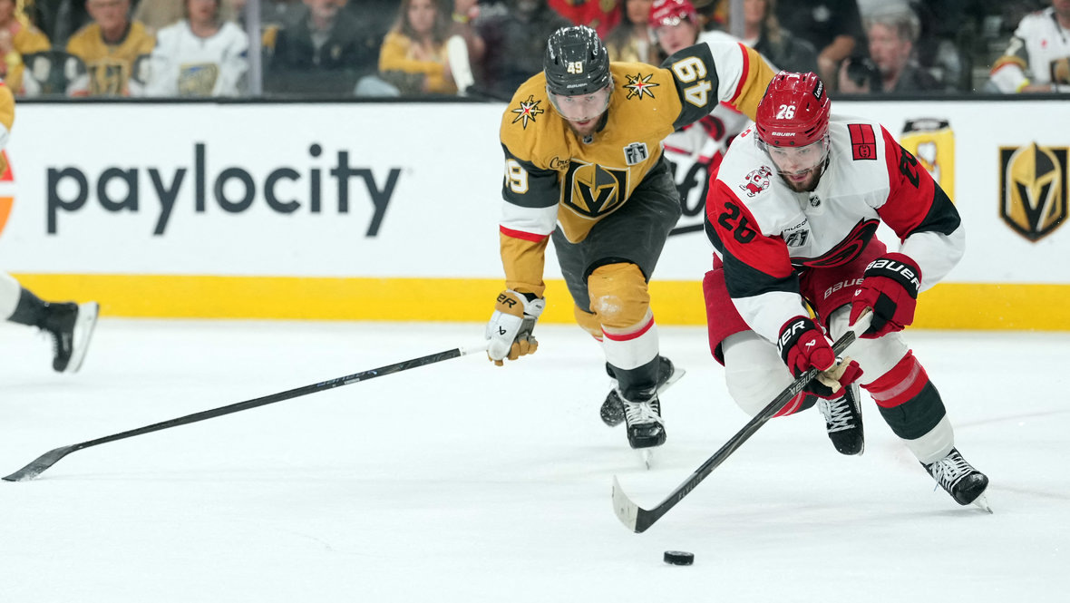    Иван Барбашев в погоне за Шоном Уокером.Imagn Images USA Today Sports