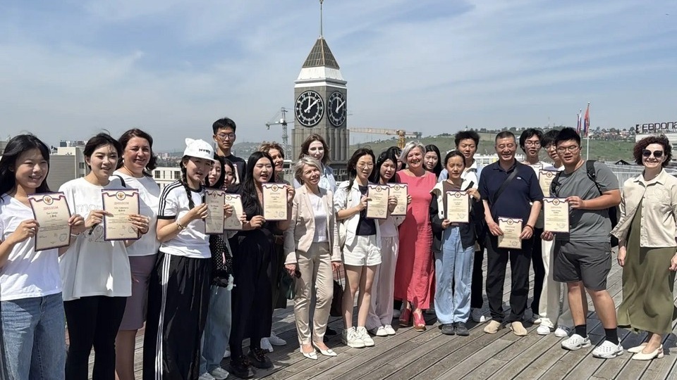 Школьники из Китая побывали на крыше администрации Красноярска