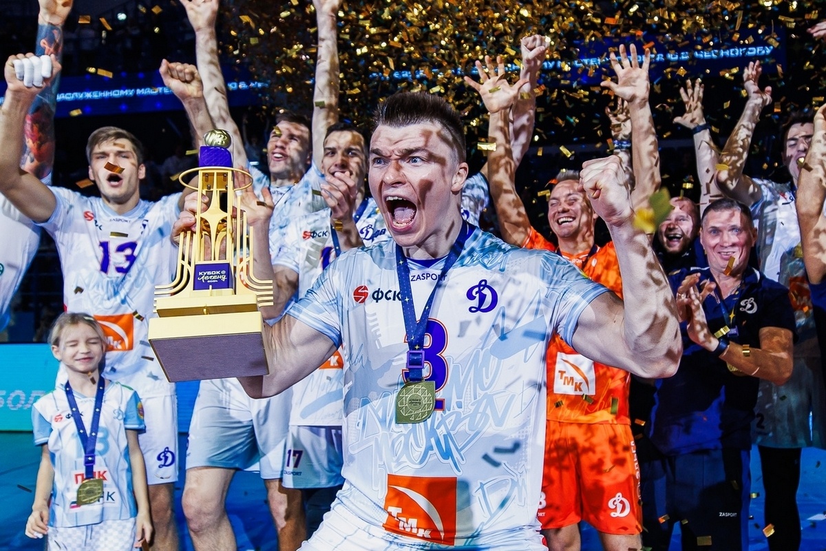    Павел Панков с Кубком легенд-2024 / фото: Данил Айкин, volley.ru