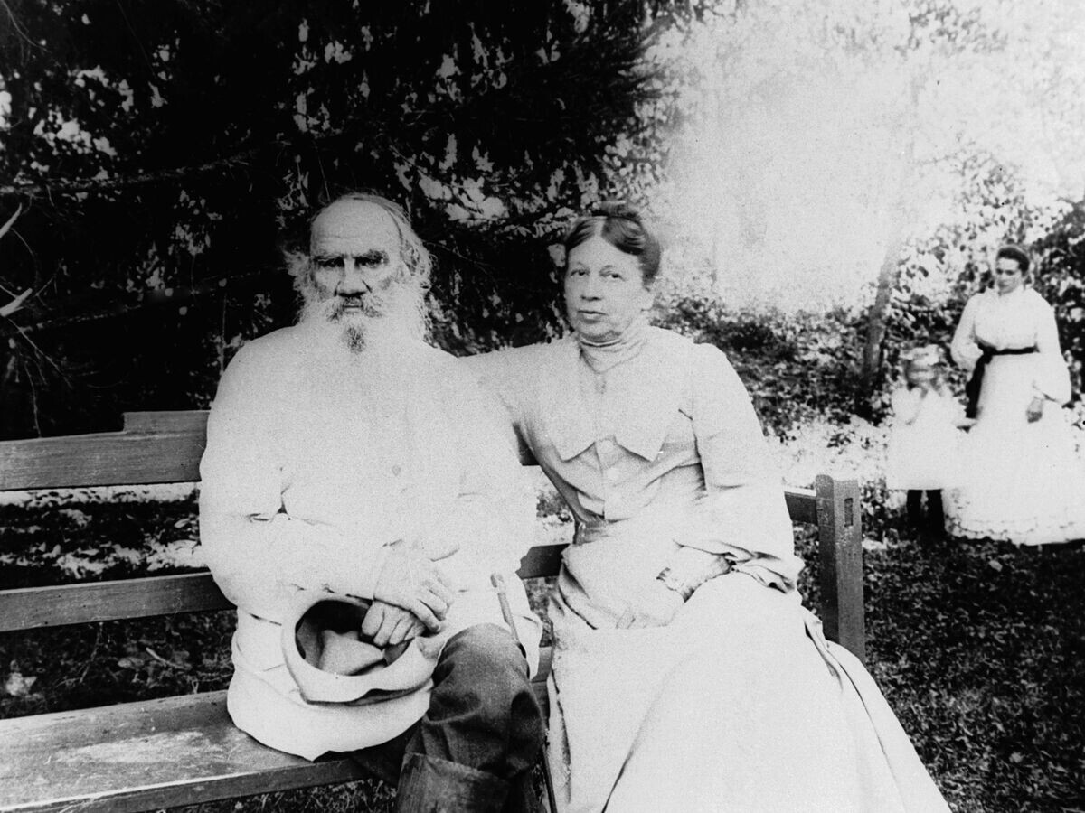    Писатель Лев Николаевич Толстой (слева) и Софья Андреевна Толстая (справа) в Ясной Поляне. | © РИА Новости