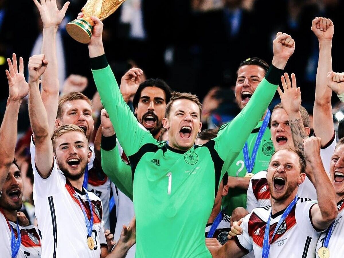   Мануэль Нойер с Кубком мира | © Соцсети FIFA